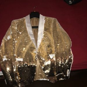 Sequence gold and whit suit 🤣 excellent quality